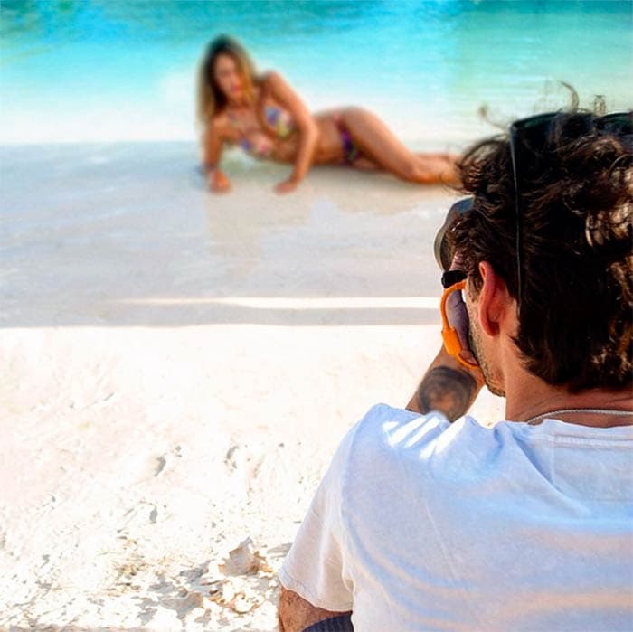 Incluso, el cantante se convirtió en el fotografo personal de la guapa modelo. Sin embargo, en diciembre de 2016, la pareja confirmó su separación a través de un comunicado.