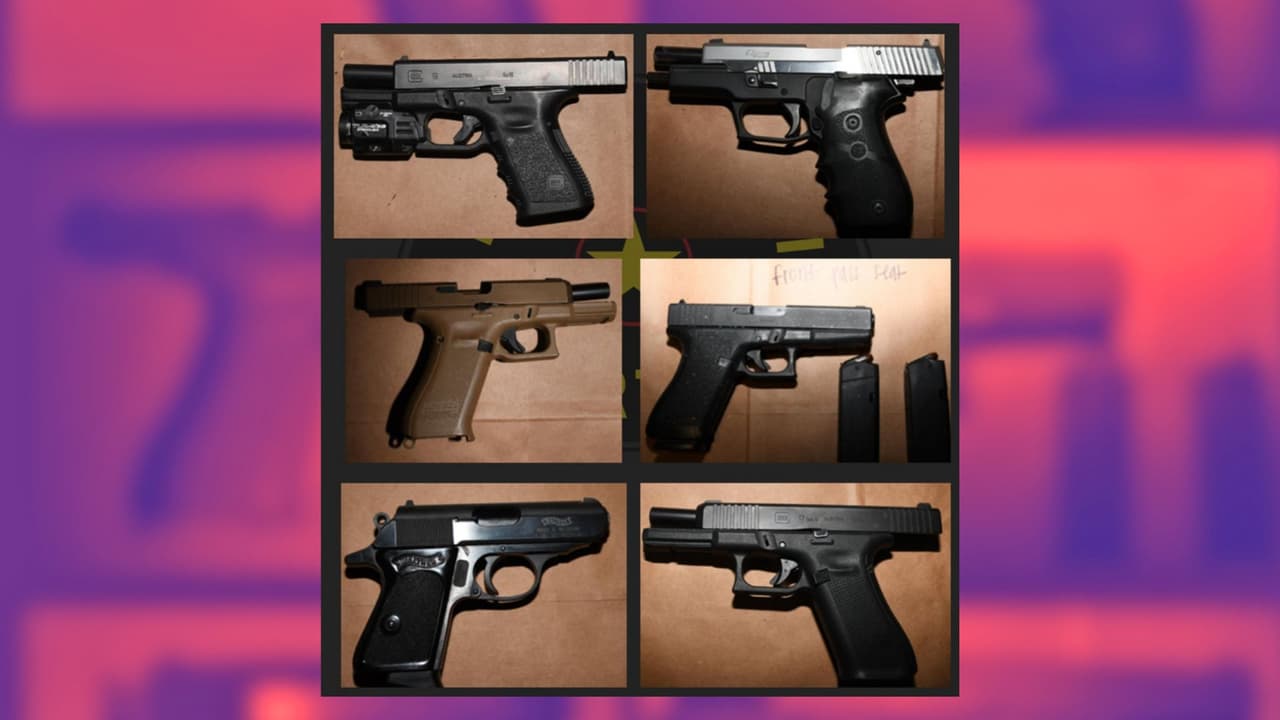 <h3 class="cms-H3-H3">Qué encontraron en el apartamento</h3> La Policía de Dallas informó que
<b> localizaron 11 armas de fuego vinculadas a Robinson,</b> también conocido como Mike King. 
<br>Entre ellas 
<b>había un rifle estilo AR 15, dos revólveres y ocho pistolas.</b> 
<br>Una de esas armas fue la que, según la policía,
<b> Robinson tenía en la mano la noche del tiroteo.</b> 
<br>Además, los investigadores recolectaron 
<b>múltiples piezas de chalecos de protección y parches con las palabras “POLICE”, “OFFICER” y “SPECIAL AGENT”.</b>
<br>Según la policía, estos objetos formaban parte del entorno que 
<b>Robinson utilizaba para presentarse como una autoridad que no era real.</b>