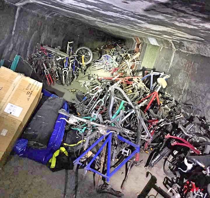 Las autoridades dicen que son más de 1,000 bicicletas las que había apiladas.