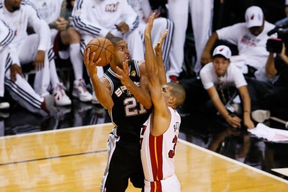 Habrá séptimo juego entre los Spurs y los Heat (30 fotos) ¡Locura total! Un juego electrizante, inolvidable, donde ambos equipos dieron una demostración inolvidable en el American Airlines Arena, manteniendo en vilo a los fanáticos en San Antonio y en Miami, primero durante los 48 minutos regulares y después en los 5 minutos de OT. .Tim Duncan, con una clásica demostración durante todo el partido, anotó más tantos en la primera mitad que la combinación de los 3 de Miami, Wade-James-Bosh 25/21, facilitando que los Spurs dominaran al Heat hasta comenzar el cuarto período, cuando Miami llevo a cabo un cambio de jugadores. Cuando solo faltaban 5 segundos para coronarse campeones los San Antonio Spurs, el incomparable Ray Allen empató el partido con un tiro de 3 puntos, forzando el OT. Con 1:43 en el reloj, LeBron James (triple/doble, 32 puntos, 11 asistencias y 10 rebotes) encaramó al Heat 101-100, y al concluir el OT, de nuevo Allen realizó una formidable jugada defensiva, dando dos puntos más al Heat, que terminó, a pesar de los umpires y para desconcierto de los comentaristas que daban el cetro a San Antonio, 103-101 sobre los Spurs. .