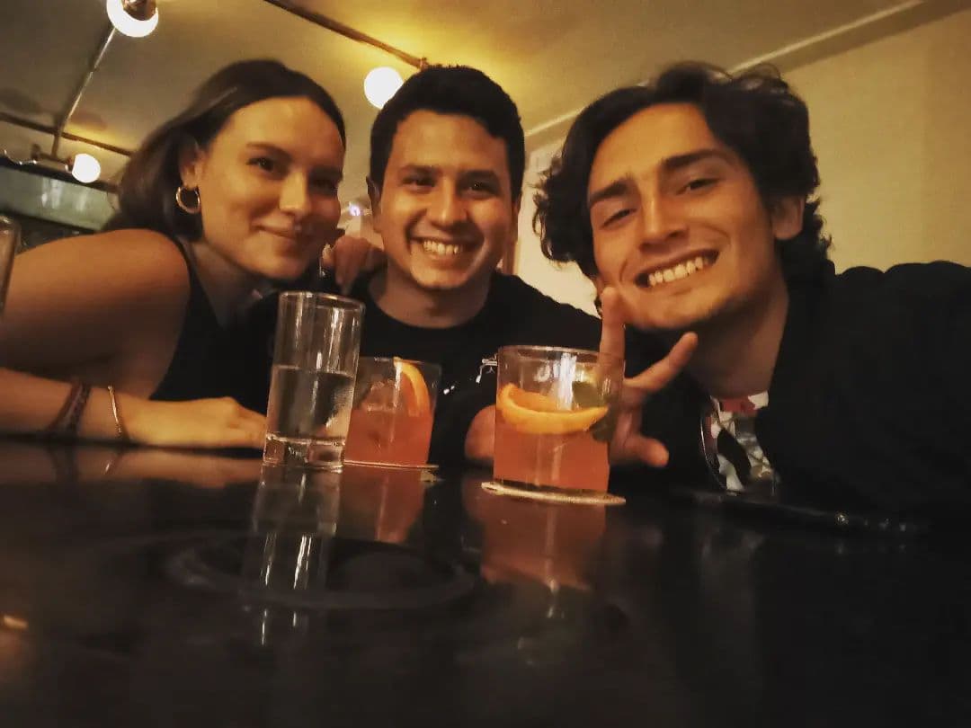 Tampoco su hermano Emilio Osorio (cuyo
<a href="https://www.univision.com/famosos/karol-sevilla-emilio-osorio-ruptura-detalles">noviazgo con Karol Sevilla terminó</a> recientemente tras año y medio juntos) ha aparecido en la red social para felicitar a la pareja.