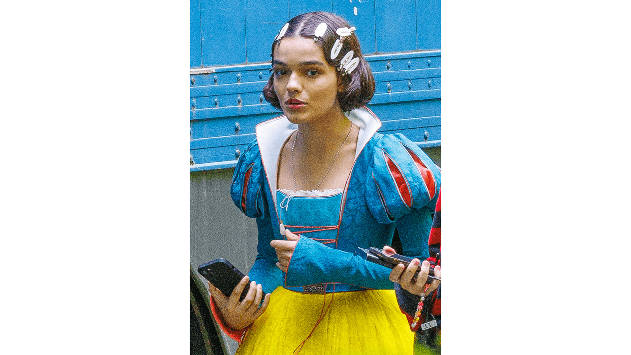 Todo se intensificó cuando se revelaron unas imágenes de la joven con su traje tomadas por paparazzis y le llovieron críticas. Ella ha hecho caso omiso a estos comentarios negativos y, en su lugar, se prepara para evidenciar que uno no debe ser juzgado por su color de piel o apariencia. ¡Seguro dará una gran sorpresa con su actuación!