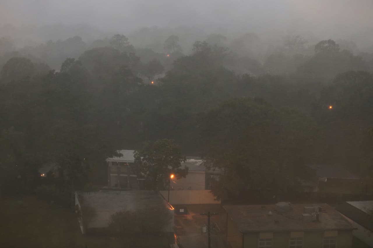 Tal como se esperaba, Delta se debilitó rápidamente tras tocar tierra, aunque el peligro de inundaciones sigue latente.
<br>