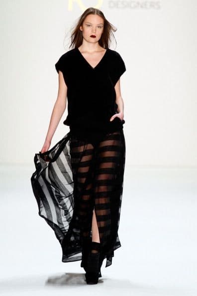 Ahora, marcas 'low cost' solo han aplicado esta tendencia en la zona del bajo o alto, pero jamás en su totalidad, convirtiendo los anteriores diseños en prendas aptas para la moda real.