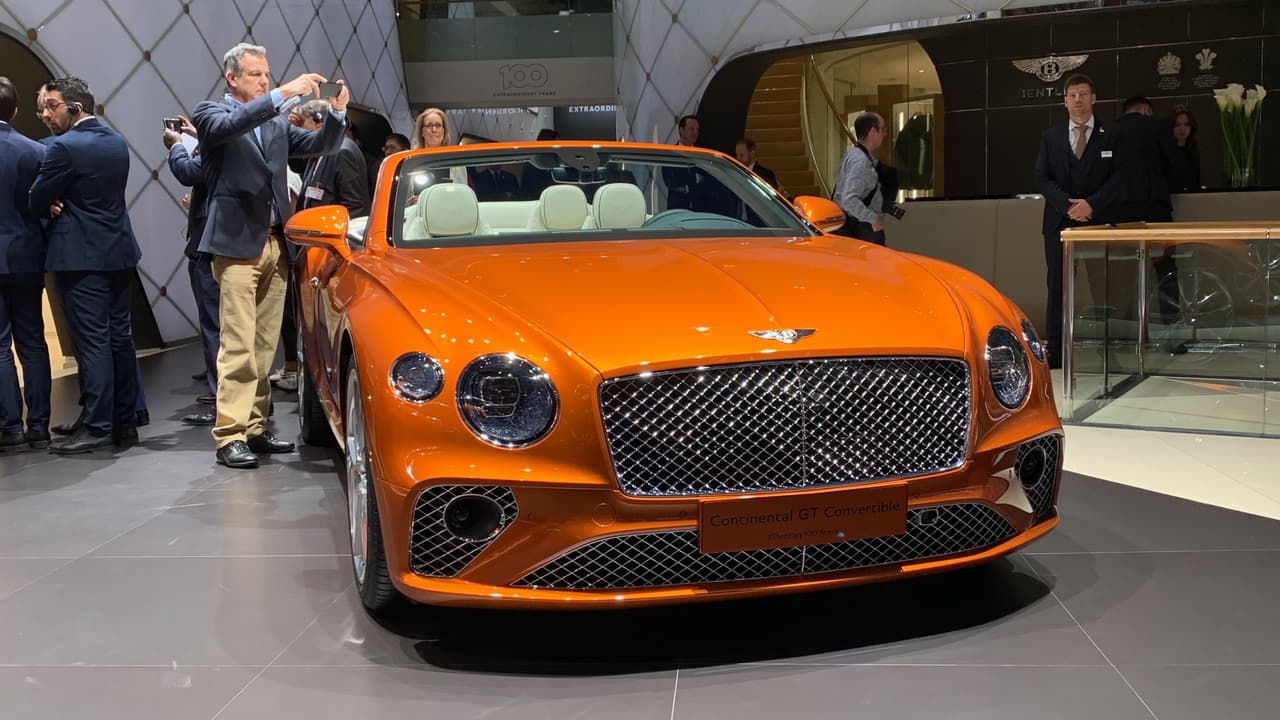 <h3 class="cms-H3-H3">Bentley Continental GT Convertible</h3>
<br>Este impactante Bentley Continental GT Convertible en color 'naranja ardiente' fue uno de los modelos mostrados por la marca de lujo británica para celebrar sus 
<b>100 años de existencia</b>. El emblema frontal muestra los números 1919 y 2019, a cada lado de la 'B' de Bentley, en conmemoración del aniversario.