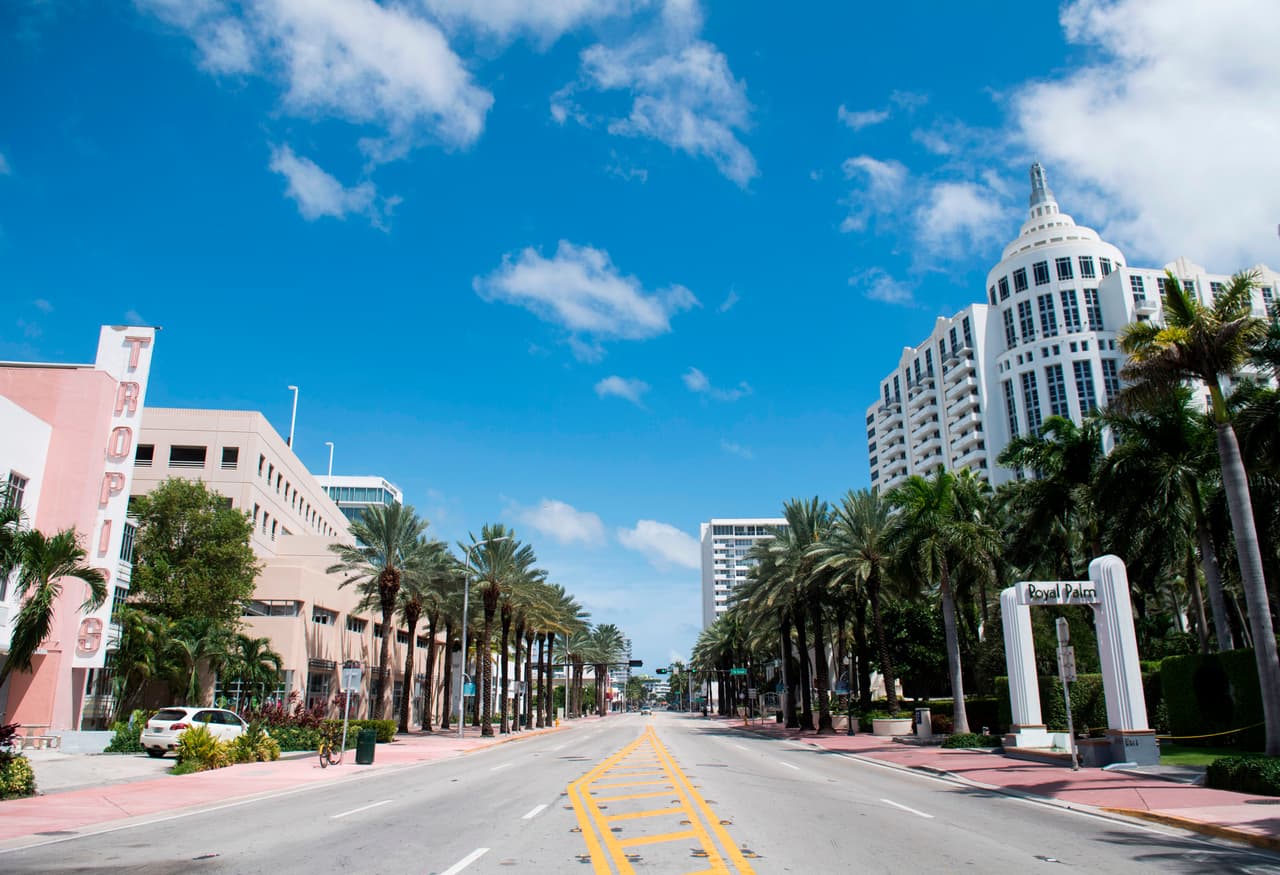 Una de las calles principales de Miami Beach desierta después de la evacuación obligatoria en la zona este 8 de septiembre. Más de 600 mil personas fueron llamadas a una evacuación obligatoria.