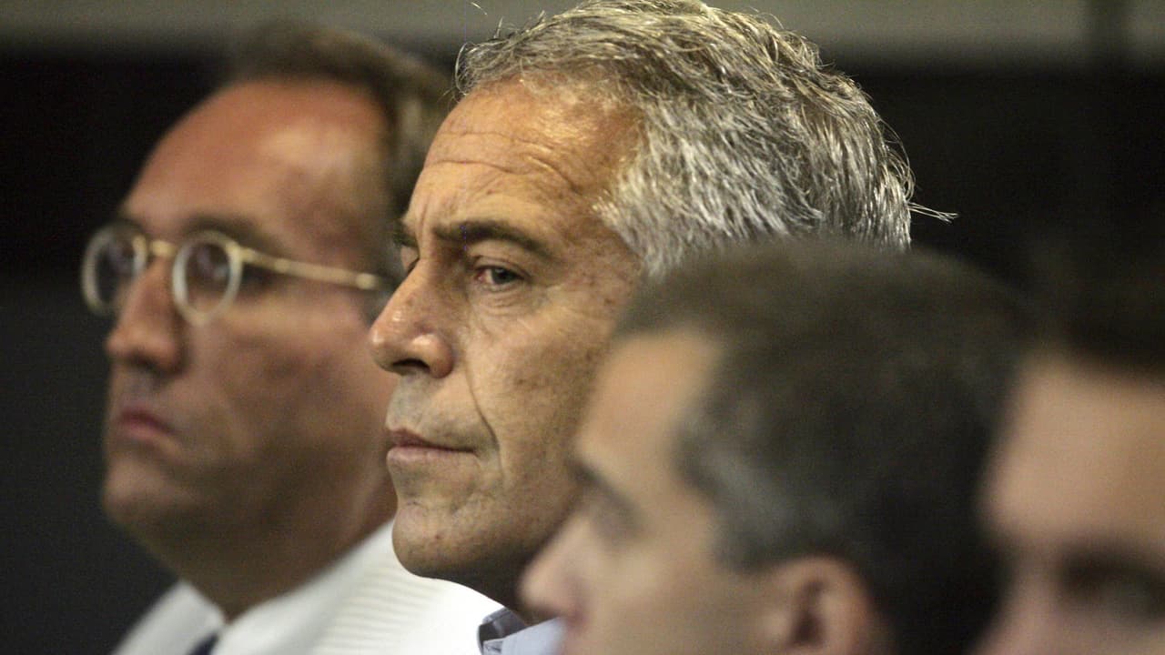 Acusan de falsificar documentos a dos guardias de la prisión donde se suicidó Jeffrey Epstein