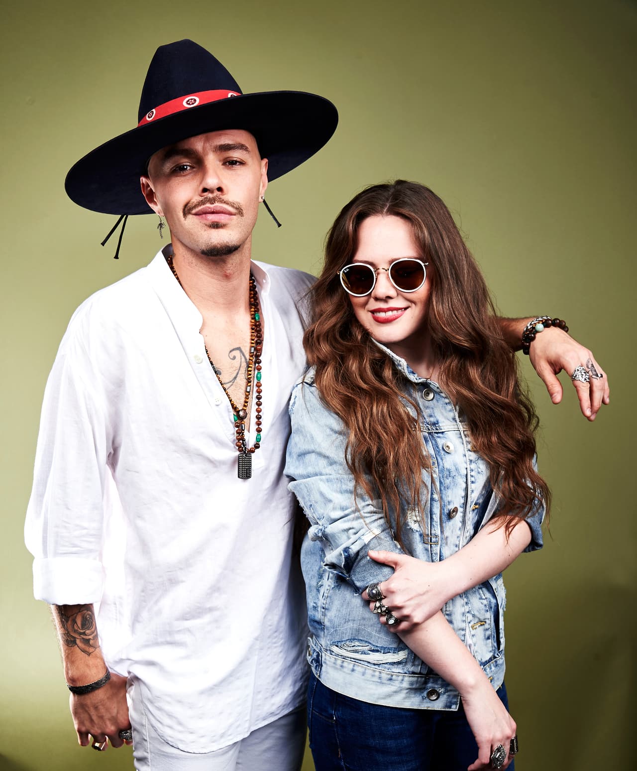 El estilo de estos chicos es muy relajado, pero siempre a la moda: algo que distingue a Jesse Huerta son los sombreros que nunca suelta.