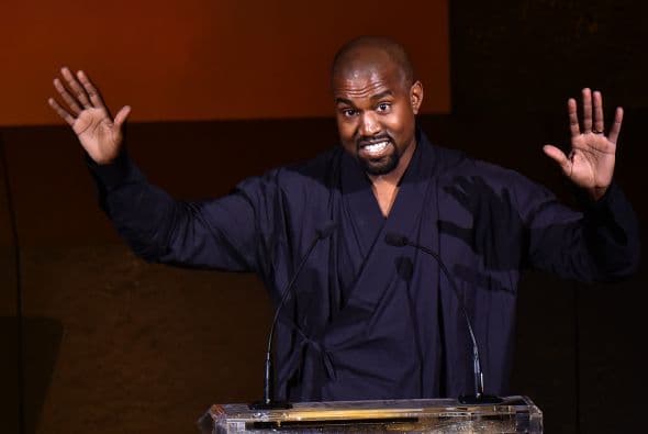 Recientemente recibió un doctorado. Esta sería una de las razones por las que puede sonreír.