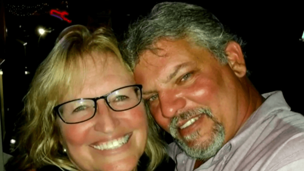 Envió mensajes desde el celular de su esposa durante días para ocultar que la había matado