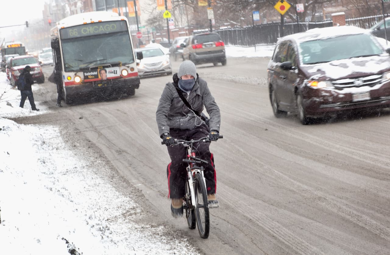 En algunas zonas de Chicago ya han caído 6 pulgadas de nieve. Eso no evitó que algunos ciudadanos desafiaran a la nieve yendo al trabajo en bicicleta.