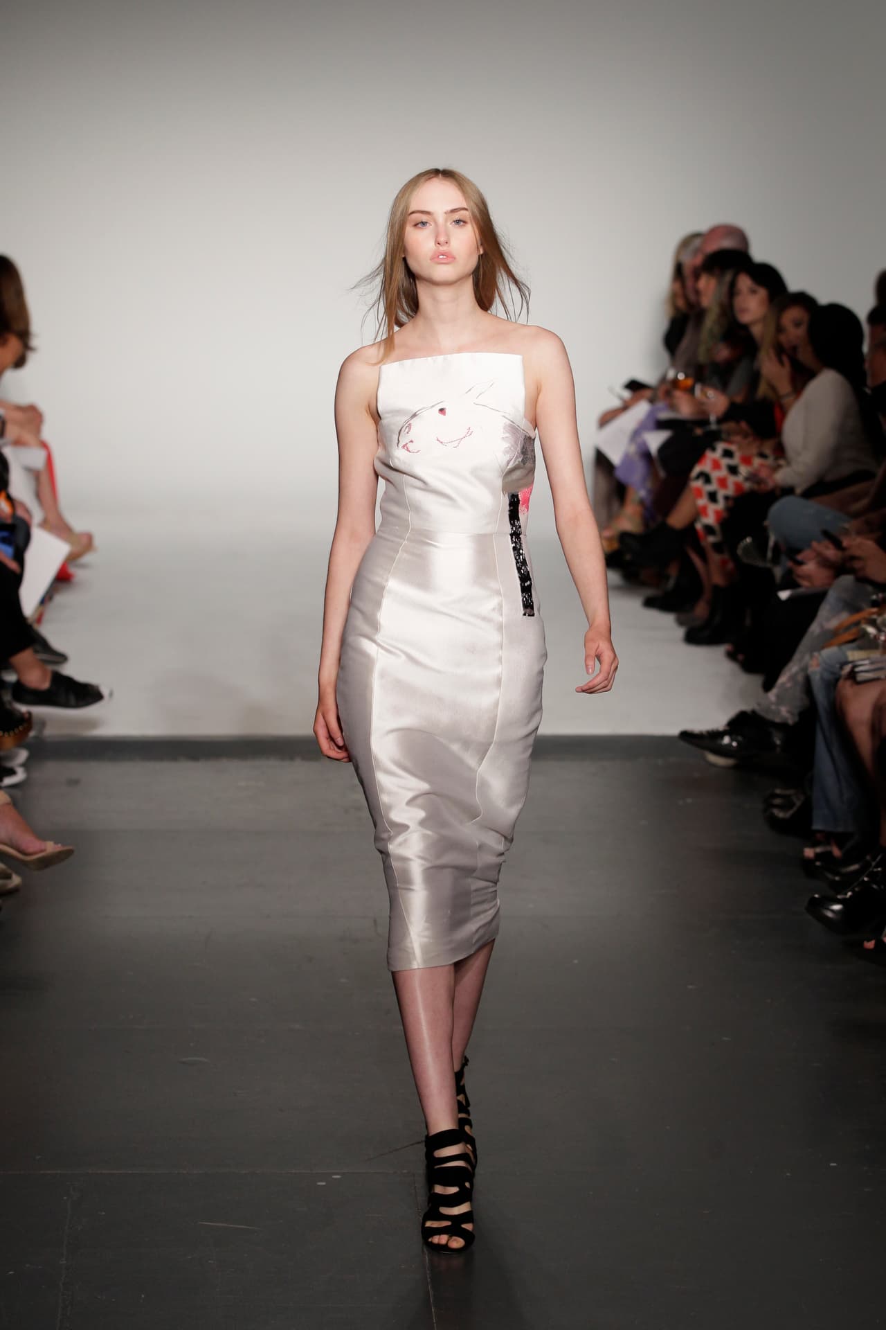 En sus diseños hubo lisos y estampados, pero usó telas frescas para que el calor no sea una incomodidad.