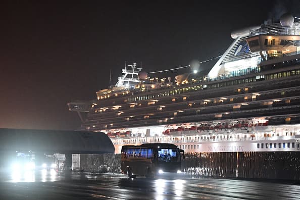 El vuelo organizado por el Departamento de Estado y el Departamento de Salud y Servicios Humanos llegó a la base Lackland en San Antonio, donde las personas serán monitoreadas por haber estado expuestas al virus en la embarcación. Hasta este domingo, se habían reportado 355 casos a bordo, de los cuales 44 de son estadounidenses.