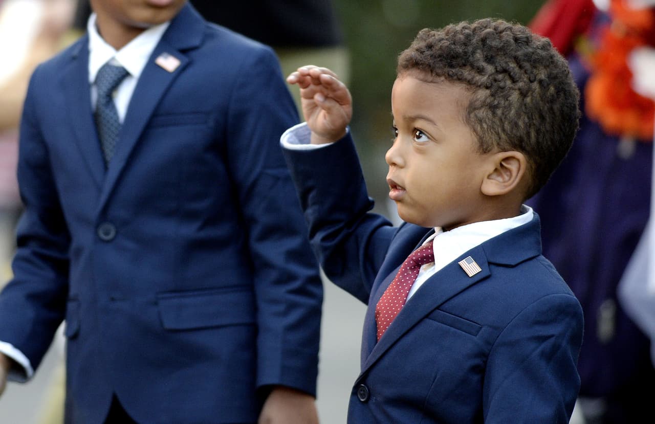 Algunos de los niños invitados acudieron disfrazados del propio presidente, con broche de la bandera estadounidense y corbata incluidos. 
<a href="www.univision.com/personas-barack obama">Obama</a> ha sido una figura a la que muchos jóvenes afroamericanos han admirado durante su mandato, con momentos tan memorables como 
<a href="http://www.univision.com/estilo-de-vida/papas-y-mamas/visitantes-de-honor-las-mejores-fotos-de-obama-con-los-ninos-video">aquel pequeño que quiso tocar el cabello de Obama</a> para ver "si era como el suyo".