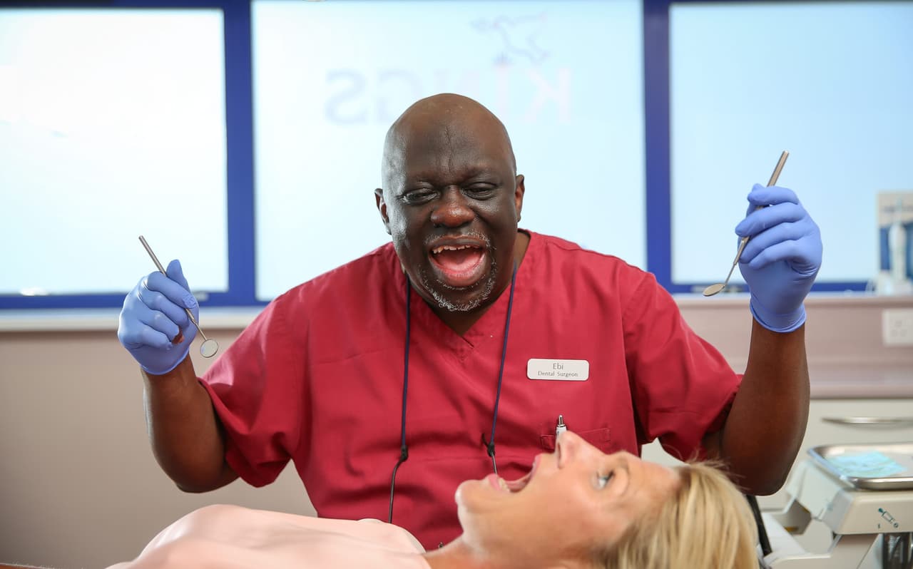 El Dr. Ebi Bamgboy es un experto en el cuidado dental y un cantante talentoso.