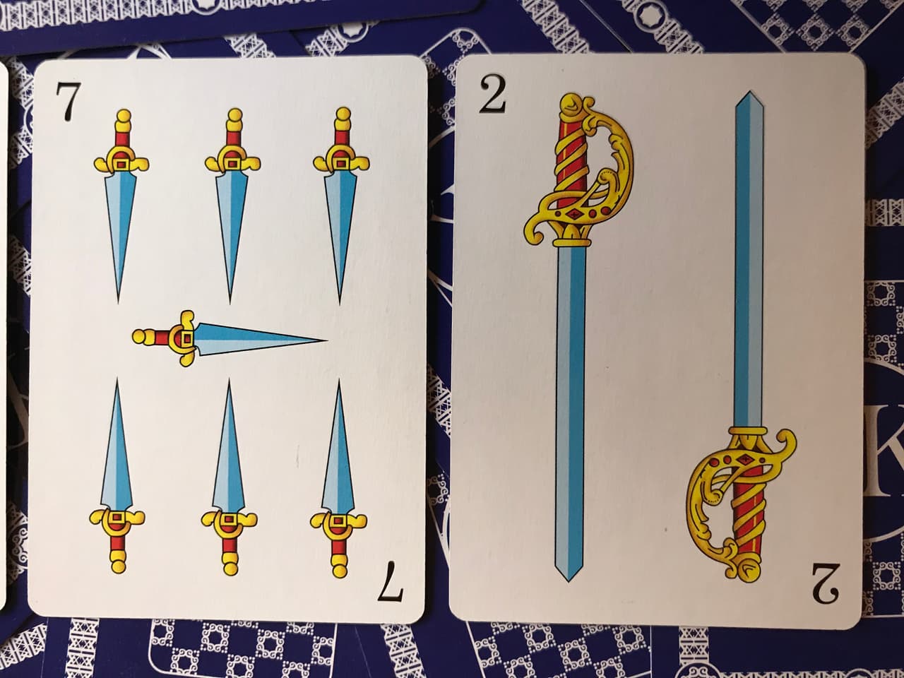 El 
<b>dos de espadas</b> hace referencia a una sorpresa que viene hacia ti, pero con la dualidad de que no sabremos si es buena o mala. Puede que tenga que ver con un ser querido que estará ahí para ti, pero también con una horrenda persona o un enemigo que traerá algo feo en algún aspecto de tu día a día.