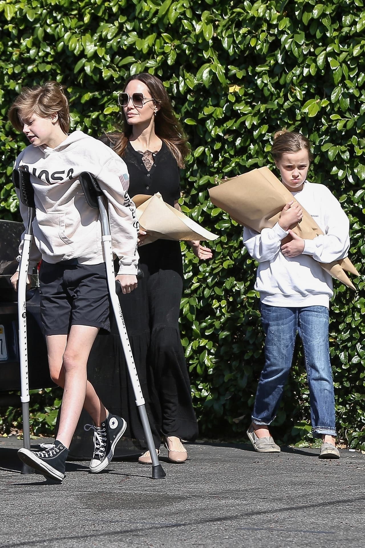 <b><a href="https://www.univision.com/entretenimiento/shiloh-hija-de-angelina-jolie-se-rompe-el-brazo-durante-sus-vacaciones-en-la-nieve-fotos">Shiloh Jolie-Pitt</a></b>, segunda hija de la pareja (primera concebida de forma biológica), fue operada de la cadera, detalló la actriz.