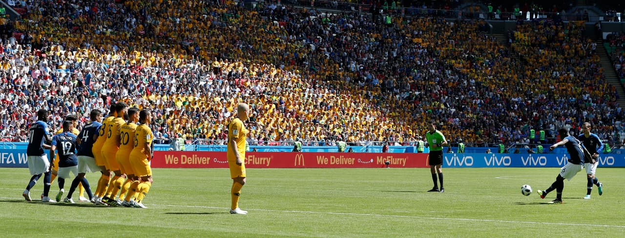 Francia seguía acosando el área australiana y el siguiente en probar fue Paul Pogba desde el tiro libre.