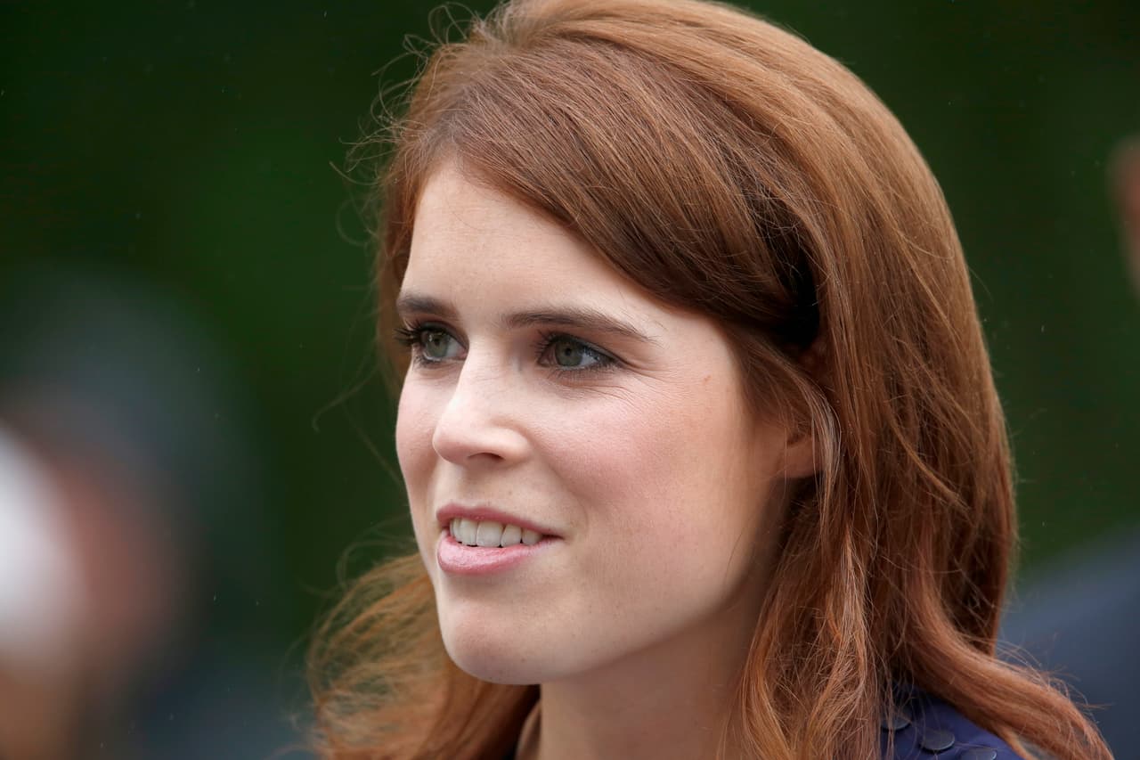 En cuanto al peinado, Eugenie es una fanática de llevar el pelo suelto, casi siempre de largo al hombro.