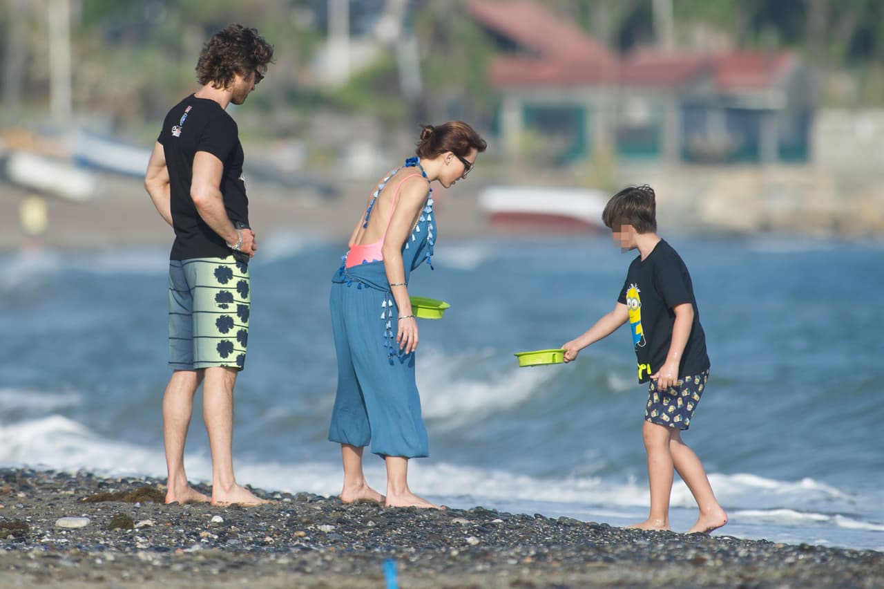 Santi se divirtió recolectando las piedras de la suerte.