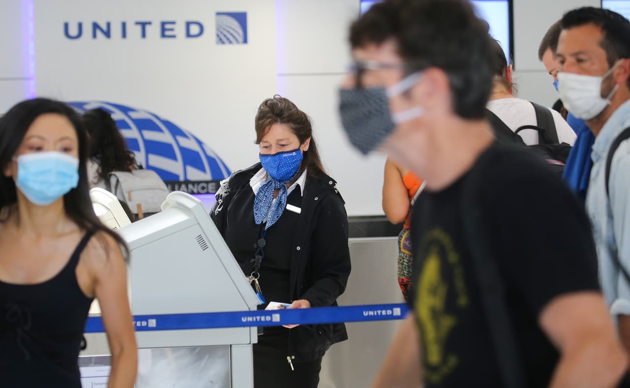 <b>Puesto 3: Aeropuerto Internacional de Los Ángeles. </b>88,1 millones de pasajeros utilizaron esta terminal aéreo en 2019 pero el tráfico se redujo un 58,9% en el primer semestre de 2020. “Para tener éxito, los pasajeros deben tener confianza en el enfoque de la industria en su salud y bienestar" agregó Oliveira sobre la recuperación del tráfico aéreo.