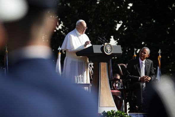 Francisco habla durante la ceremonia de bienvenida realizada en la Casa Blanca.
