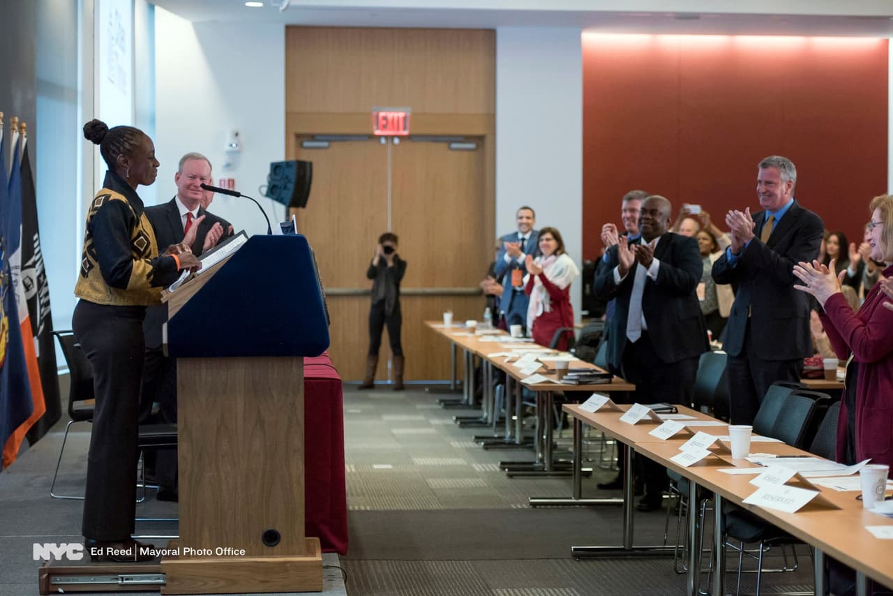 Alcaldes "azules y rojos" pactan en Nueva York para mejorar los servicios de salud mental 
