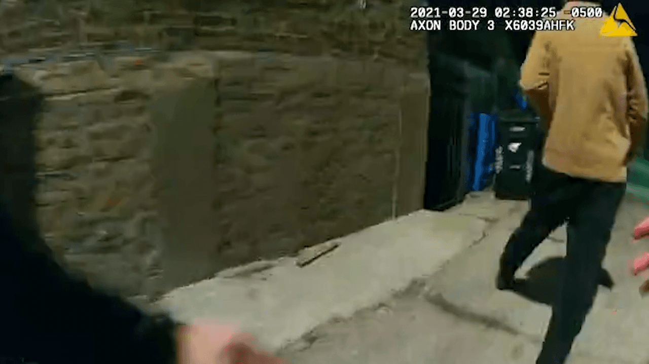 El
<a href="https://www.univision.com/local/chicago-wgbo/policia-disparo-adam-toledo-reportes-conducta-abuso-fuerza">oficial</a> consigue atrapar a Román.
<br>