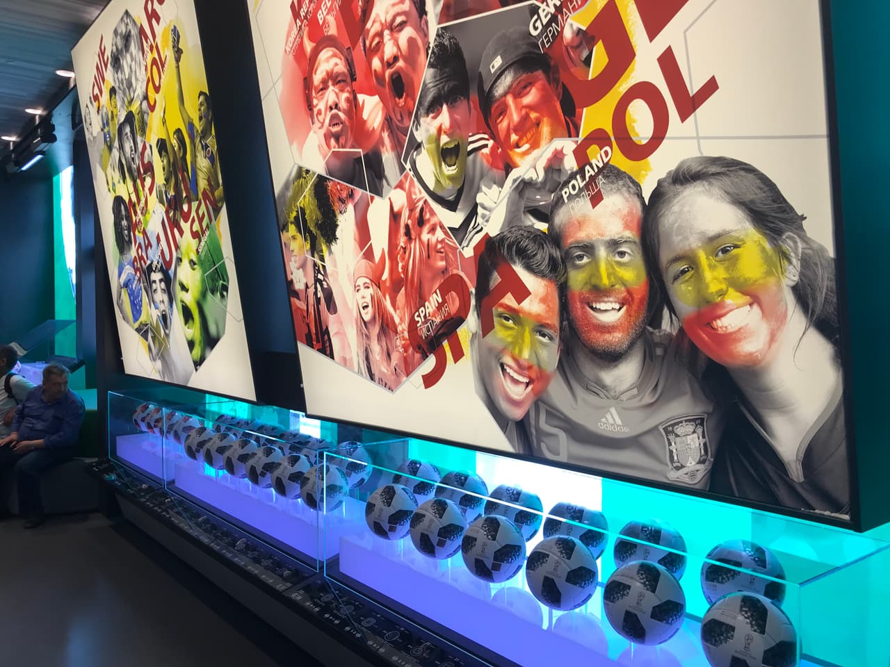 Todas las naciones tienen cabida y diariamente reciben a cientos de fans que desean ser parte del Mundial de una u otra forma pues también se juega fuera de las canchas.