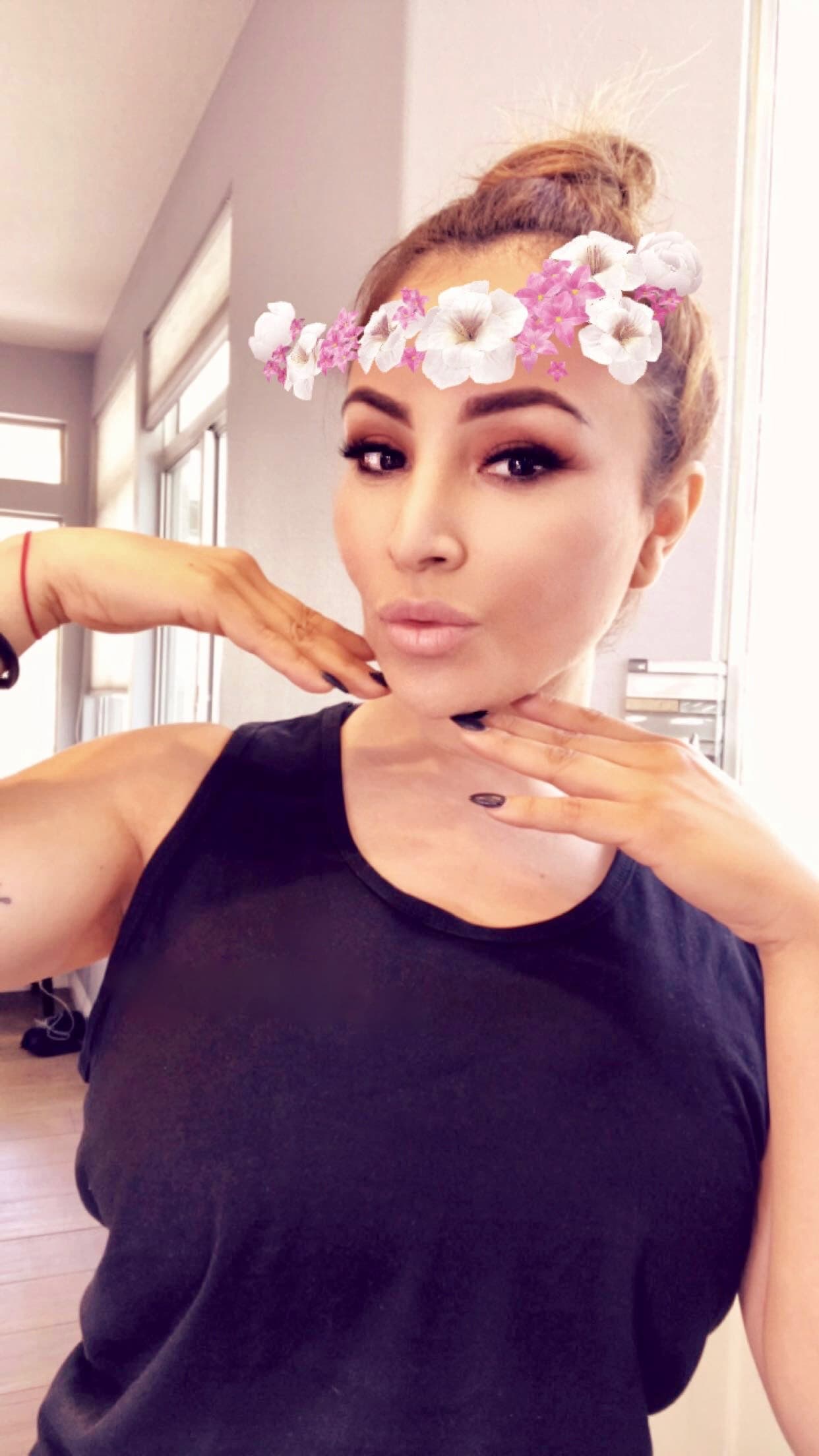 La que es bonita con lo que se pongan luce bella.