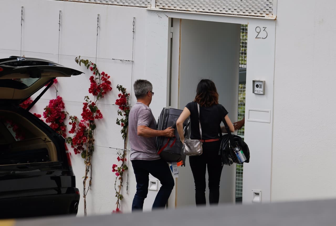 A la mansión de familia Piqué Mebarak también han estado llegando familiares y amigos del matrimonio, que les animan en estos tiempos críticos.