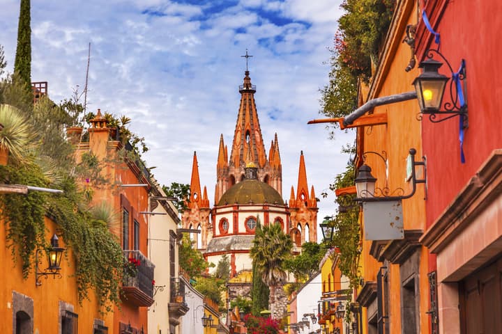 Después de casi dos años de planear el fantástico evento que se llevó a cabo en la ciudad de San Miguel de Allende, Guanajuato, revelaron los pormenores. Cabe mencionar que dicha ciudad es uno de los principales destinos turísticos en México el cual se distingue por su bella arquitectura colonial.