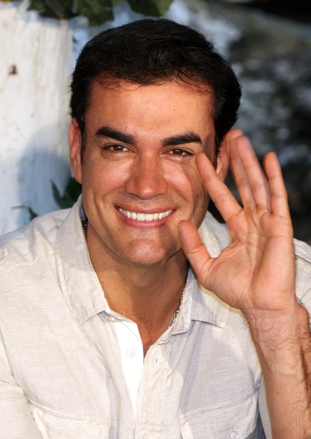 Su primer trabajo fue a los 15 años dando clases de tenis, deporte que practica desde su infancia.