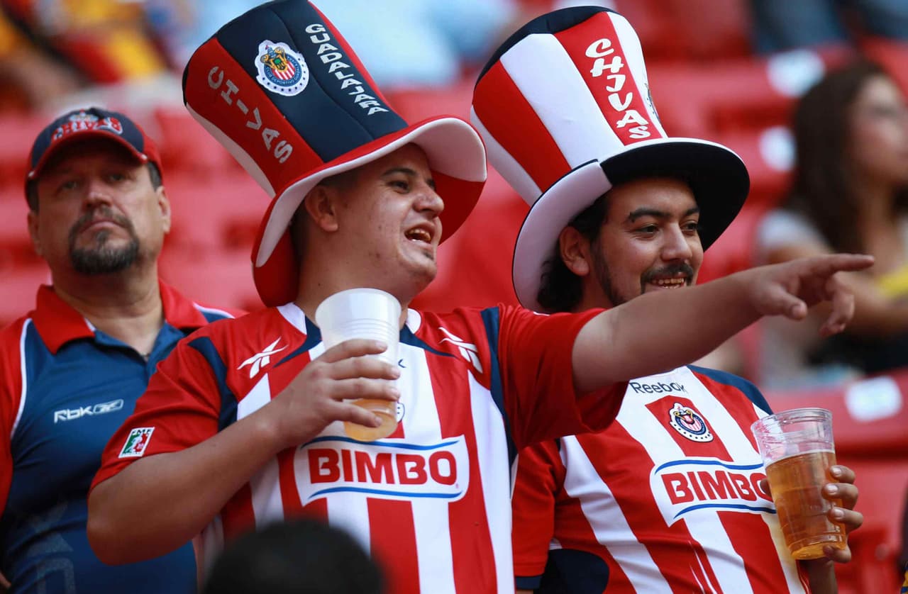 Chivas recibió la visita de sus grupos de animación