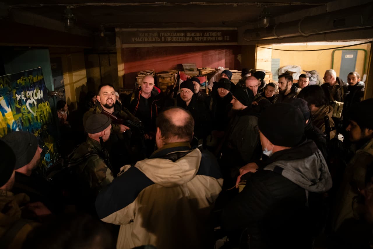 Civiles ucranianos esperan su turno para unirse a la defensa de Kiev este sábado 26 de febrero de 2022. 
<b>Algunos hombres han reunido botellas de licor vacías para hacer cócteles Molotov.</b>