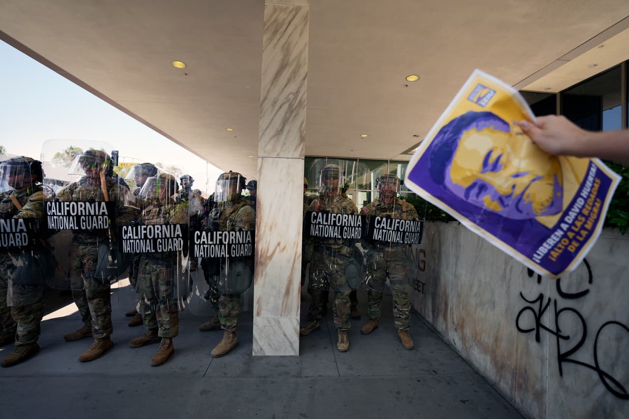 &lt;h2 class=&quot;cms-H2-H2&quot;&gt;3&lt;b&gt;. “Esta lucha es nuestra, es de nuestra comunidad, pero nos pertenece a todos”&lt;/b&gt;&lt;/h2&gt;
&lt;br&gt;
&lt;br&gt;Esta frase la dijo el 9 de junio, 
&lt;b&gt;luego de ser liberado bajo fianza&lt;/b&gt; y en un discurso ante la prensa e
&lt;b&gt;n la que hizo un llamado a la solidaridad con los detenidos. &lt;/b&gt;
&lt;br&gt;
&lt;br&gt;A los 3 días de ser arrestado, Huerta compareció ante el Tribunal de Distrito de EE. UU. en Los Ángeles. 
&lt;b&gt;Le fue asignada una fianza de $50,000.&lt;/b&gt;
&lt;br&gt;
&lt;br&gt;Aunque él se encuentra libre bajo fianza, su lectura de cargos está programada para el 7 de julio, indicó la Fiscalía de EE. UU.