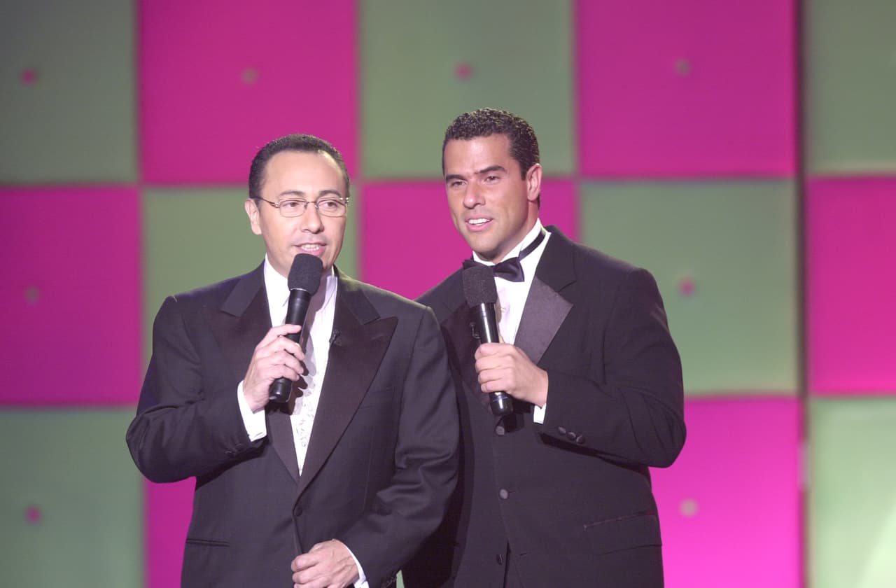 Marco Antonio Regil y Fernando Arau estuvieron a cargo de las presentaciones de la noche. Fue la primera vez de ambos, en ediciones pasadas el anfitrión fue Julio Sabala.