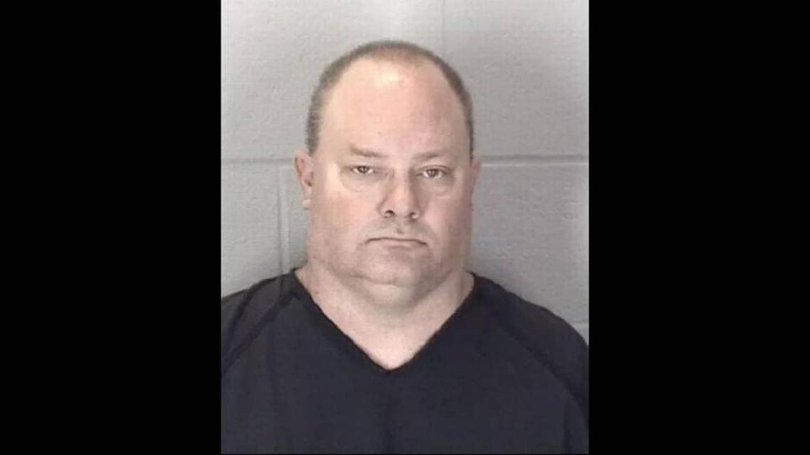 Kimerer ha sido profesor durante 18 años y no tenía acciones disciplinarias previas durante su carrera en el distrito escolar, confirmó el director Habben.