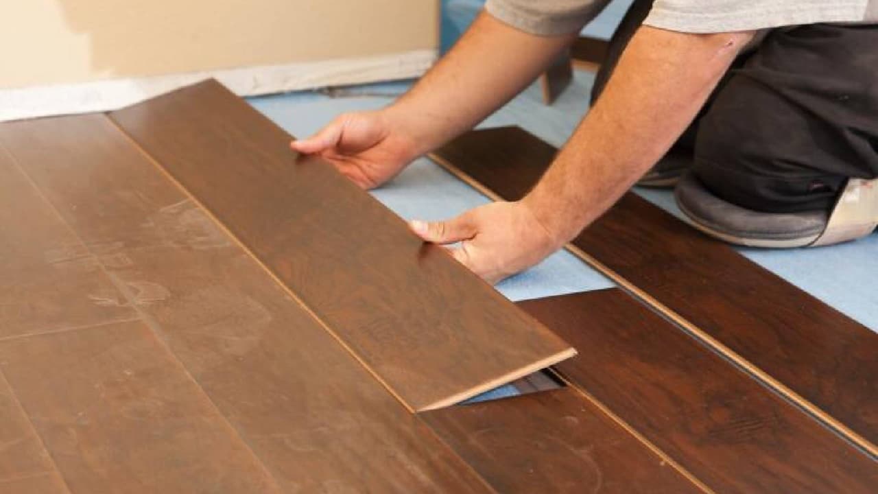 <b>Daños a la estructura</b>
<br>Las altas temperaturas pueden causar 
<b>daños a puertas, ventanas y pisos de su vivienda</b>, provocando deformaciones e incluso fracturas. Además, puede poner en riesgo los cimientos, ya que a medida que el suelo se calienta, el suelo alrededor se encoge, haciendo que se separe de la base.
<br>
<br>Revisa periódicamente cada punto de tu hogar para encontrar posibles daños y atender a tiempo los puntos críticos.