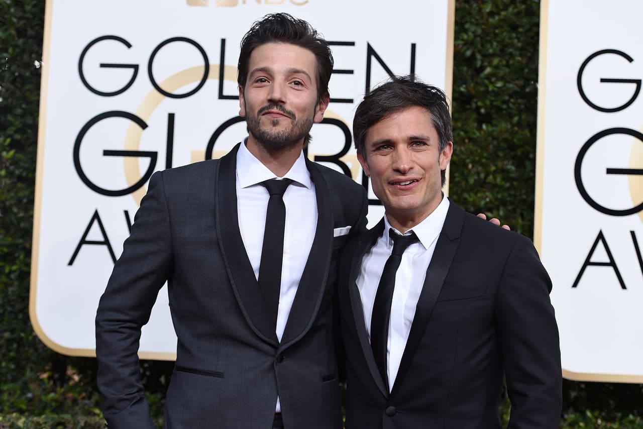 Diego Luna, a la izquierda, y Gael García Bernal llegan a la ceremonia de los Globos de Oro el domingo 8 de enero del 2017 en Beverly Hills, California. (Foto por Jordan Strauss/Invision/AP)