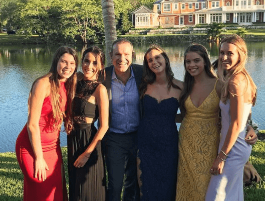 Hannah estaba feliz, rodeada de sus amigas a quienes Alan Tacher considera como sus hijas.