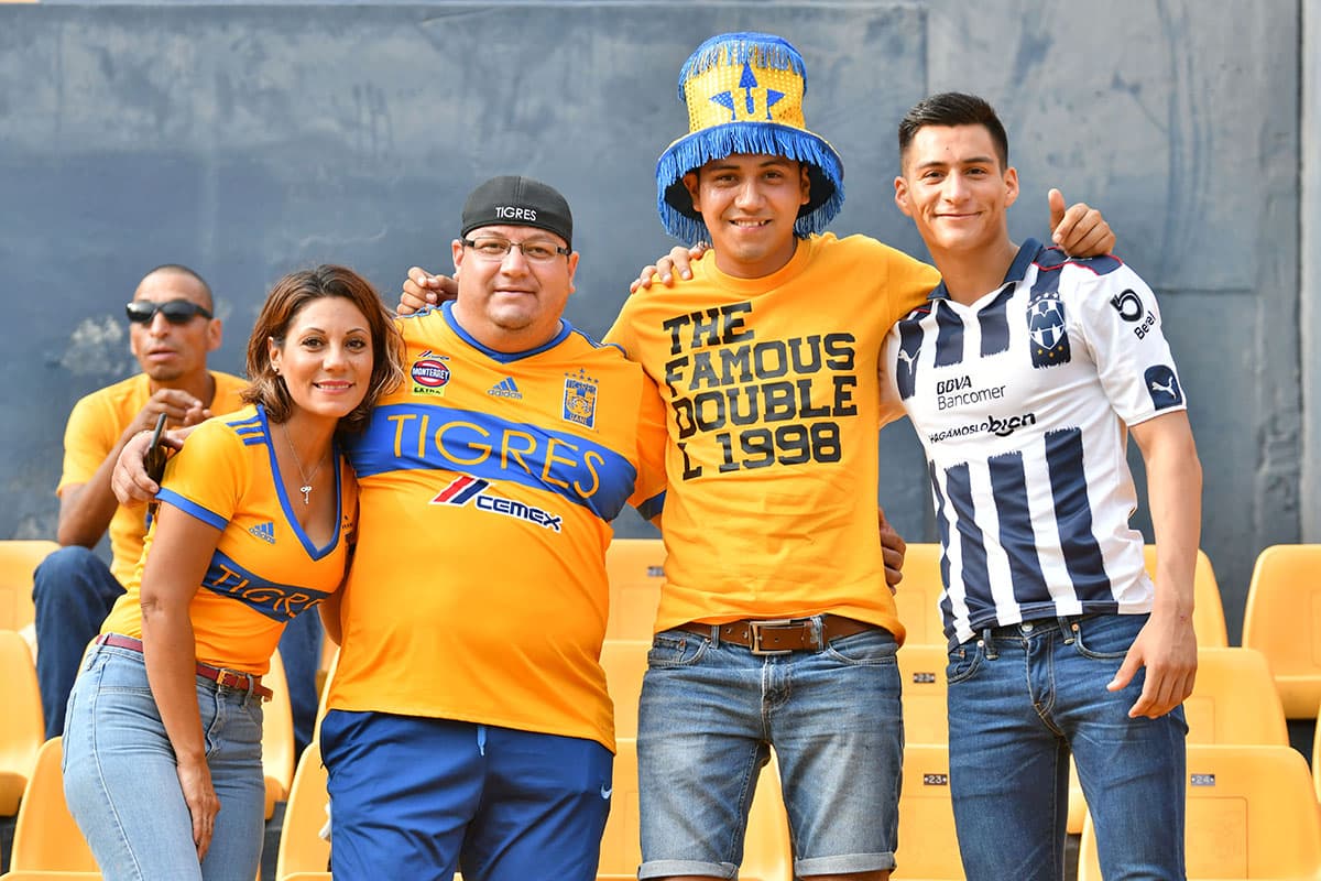 Más amigos, de Tigres y Rayados, disfrutando dentro del Estadio Universitario de Monterrey.