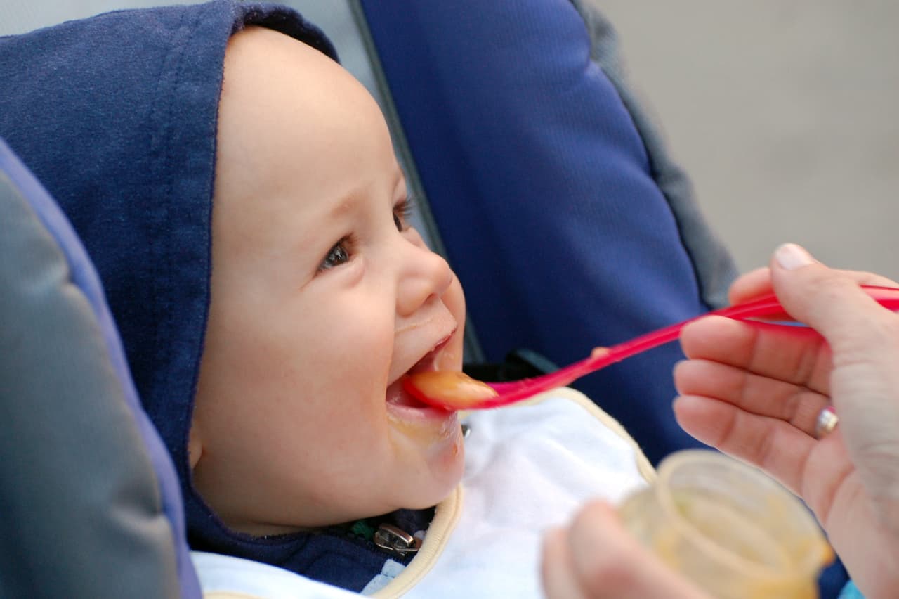 Los bebés que tienen alto riesgo de tener una reacción alérgica (porque tienen eczemas en la piel o alergia a los huevos) deberían tener una consulta con su pediatra antes de probar un alimento con maní e incluso consumirlo por primera vez durante la visita. En caso de duda el médico puede optar por realizar una prueba de sangre u otro tipo de exámenes para determinar el riesgo.
