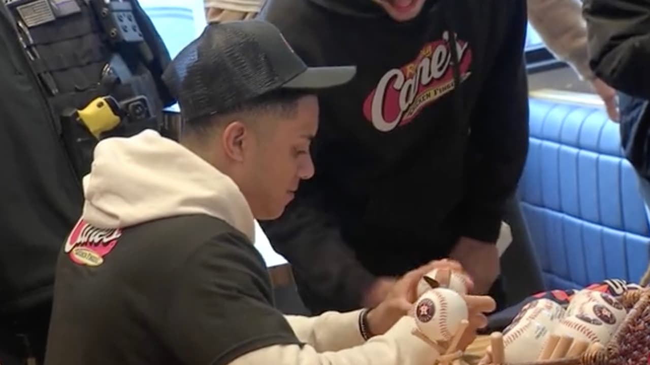 El jugador de los Astros atendió a sus fanáticos en el interior del restaurante.