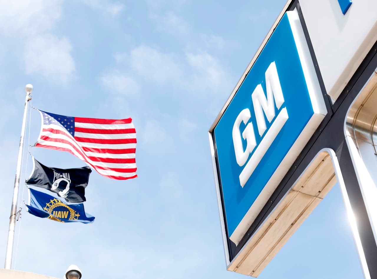 General Motors, por su parte, recientemente anunció que planea invertir 2 mil millones de dólares en seis de sus plantas de ensamblaje ubicadas en el territorio estadounidense que estarán dedicadas a la fabricación de modelos eléctricos.
<br>
<br>
<b>Relacionado:</b> 
<a href="https://www.univision.com/carros/sea-usted-el-juez-tesla-cybertruck-vs-gmc-hummer-ev-fotos"><u>Sea usted el juez: Tesla Cybertruck vs. GMC Hummer EV</u></a>