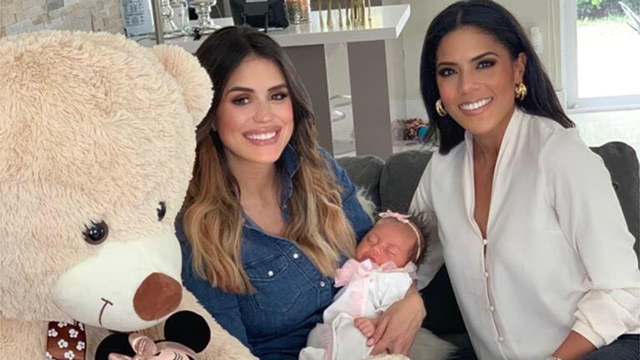 Carolina Sarassa presenta a su bebé Chloé con Francisca y le dice: "Tú eres la próxima" (fotos)