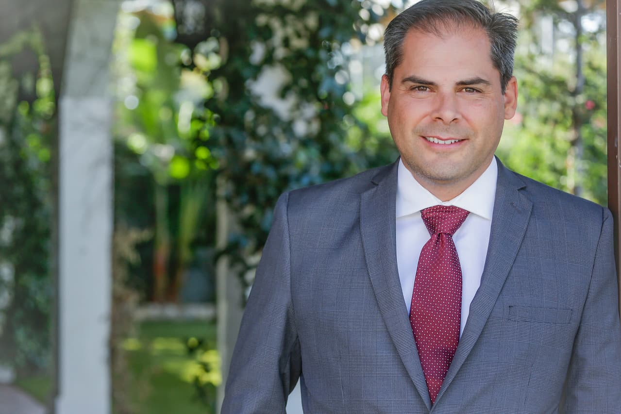 Mike García, quien estuvo en los negocios del ramo de defensa, lidera las aportaciones a para su campaña.