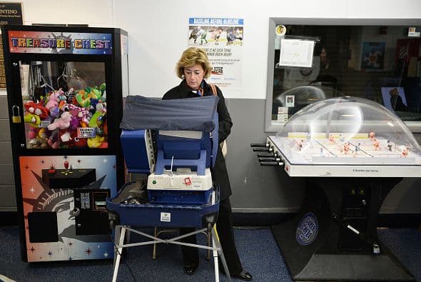 Sandy Anderson también vota en el Oakton Ice Arena en Park Ridge, Illinois.