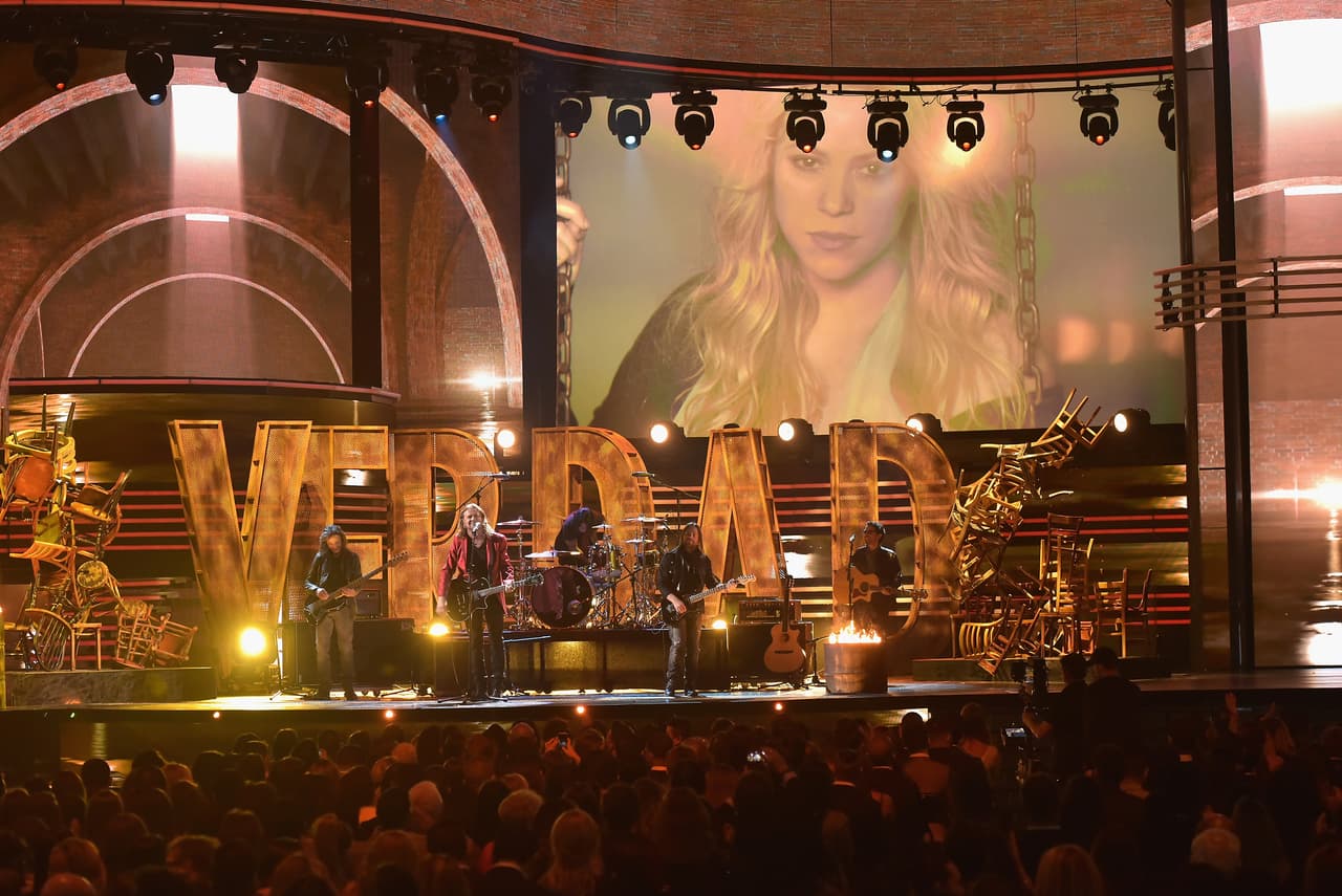 En el año 2015, el grupo Maná se presentó en la ceremonia para interpretar la canción 'Mi verdad', en donde apareció Shakira en las pantallas, aunque no los pudo acompañar.