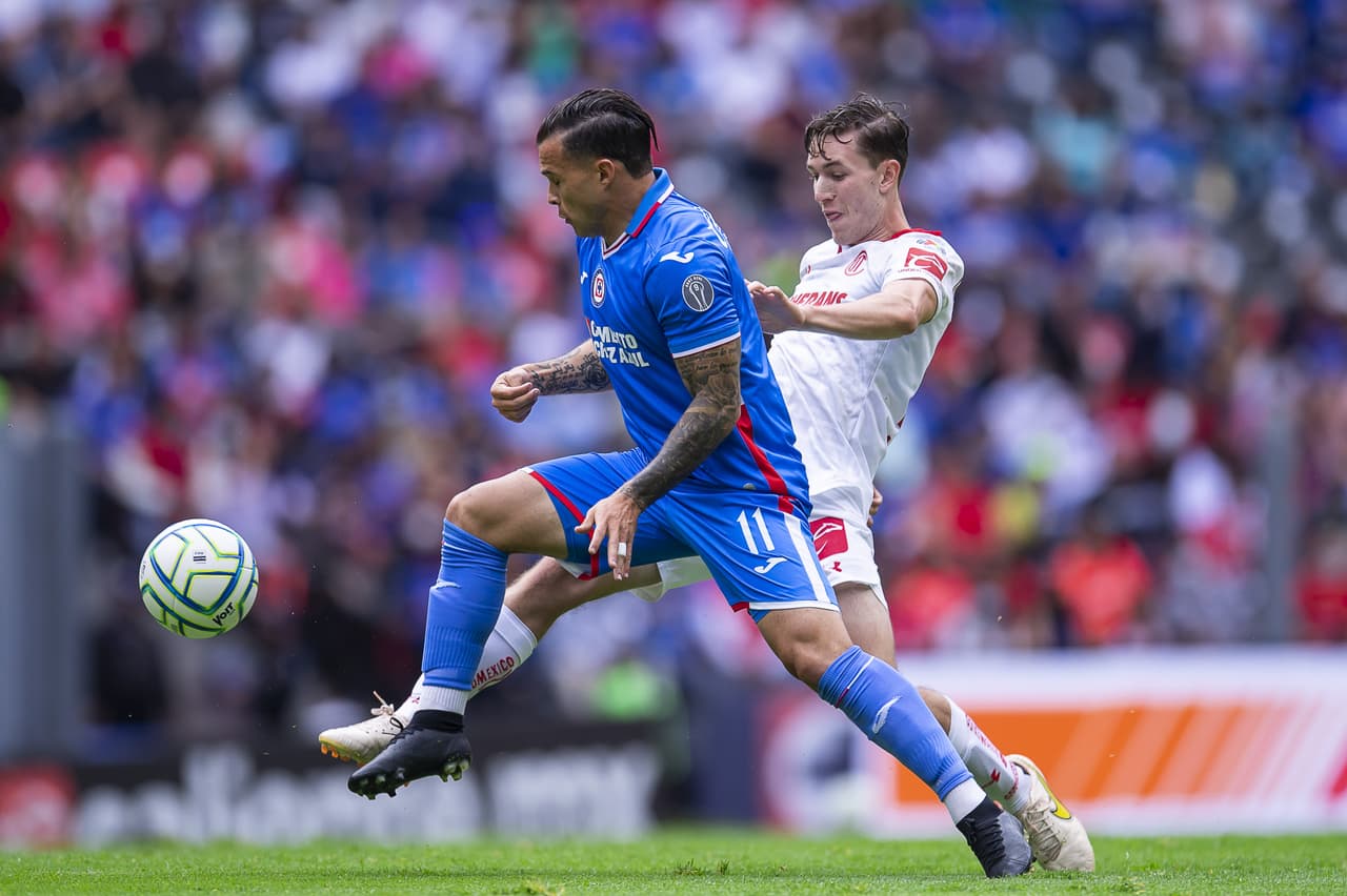 Toluca retomó el liderato del Apertura 2022 al imponerse a Cruz Azul en un partido protagonizado por el arbitraje.